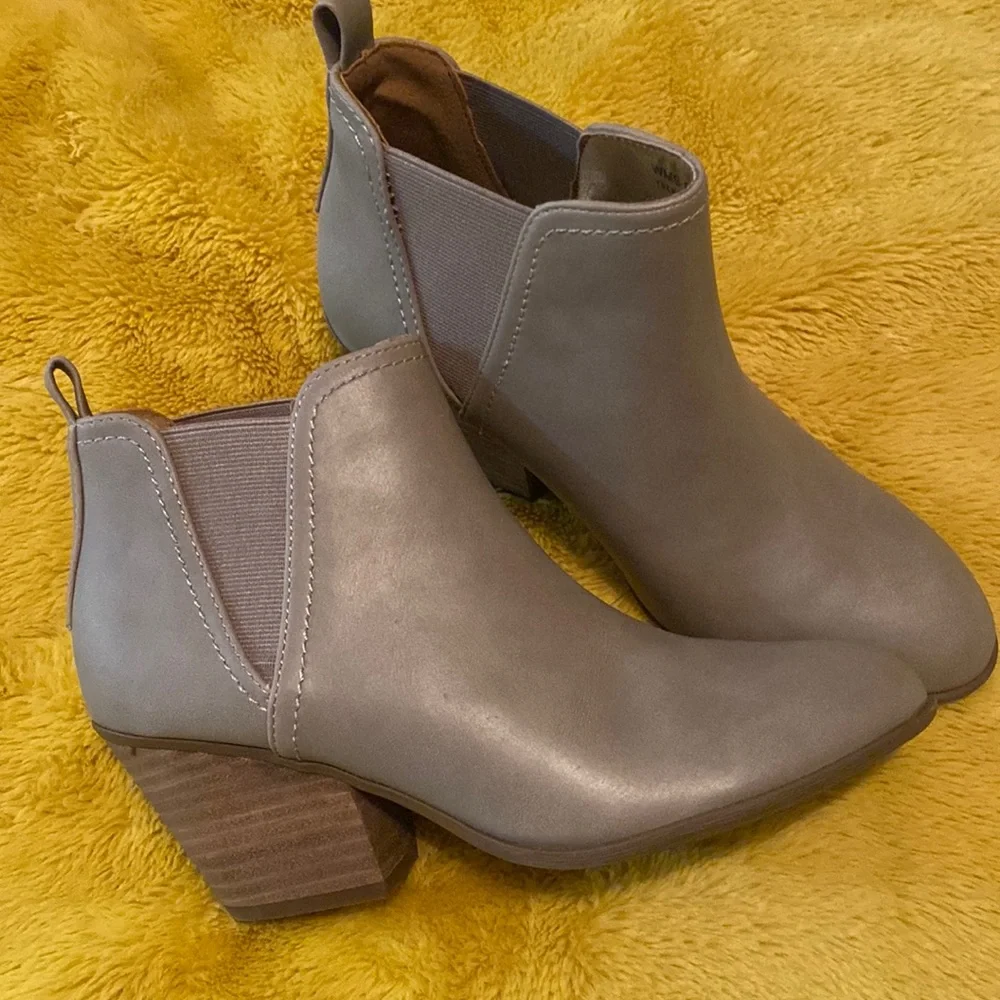 Dolce Vita Yelka Taupe Booties Size 6 - Picture 1 of 5